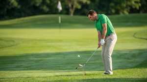 Comment chipper autour du green avec précision