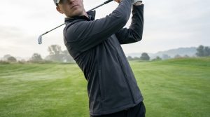 Softshell de travail au golf : bien choisir sa veste de swing