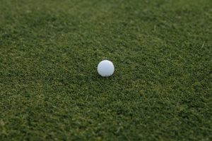 Comment choisir sa balle de golf débutant pour progresser