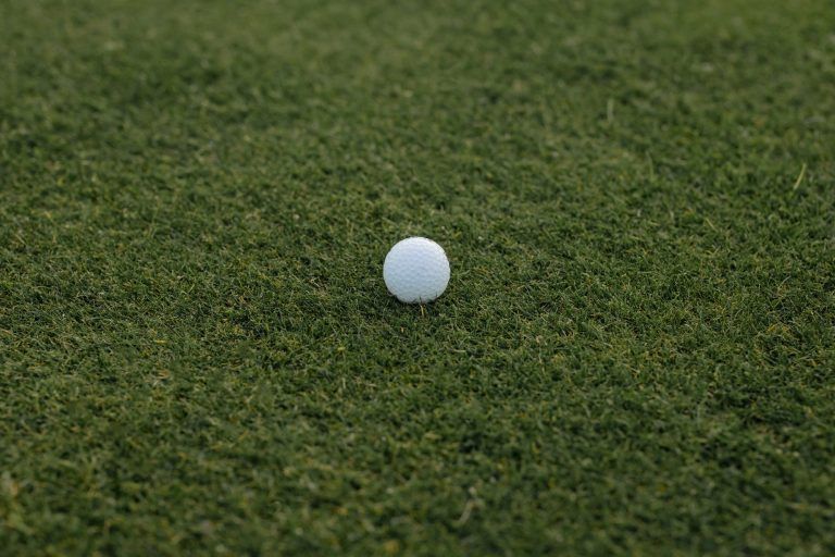 Comment choisir sa balle de golf débutant pour progresser