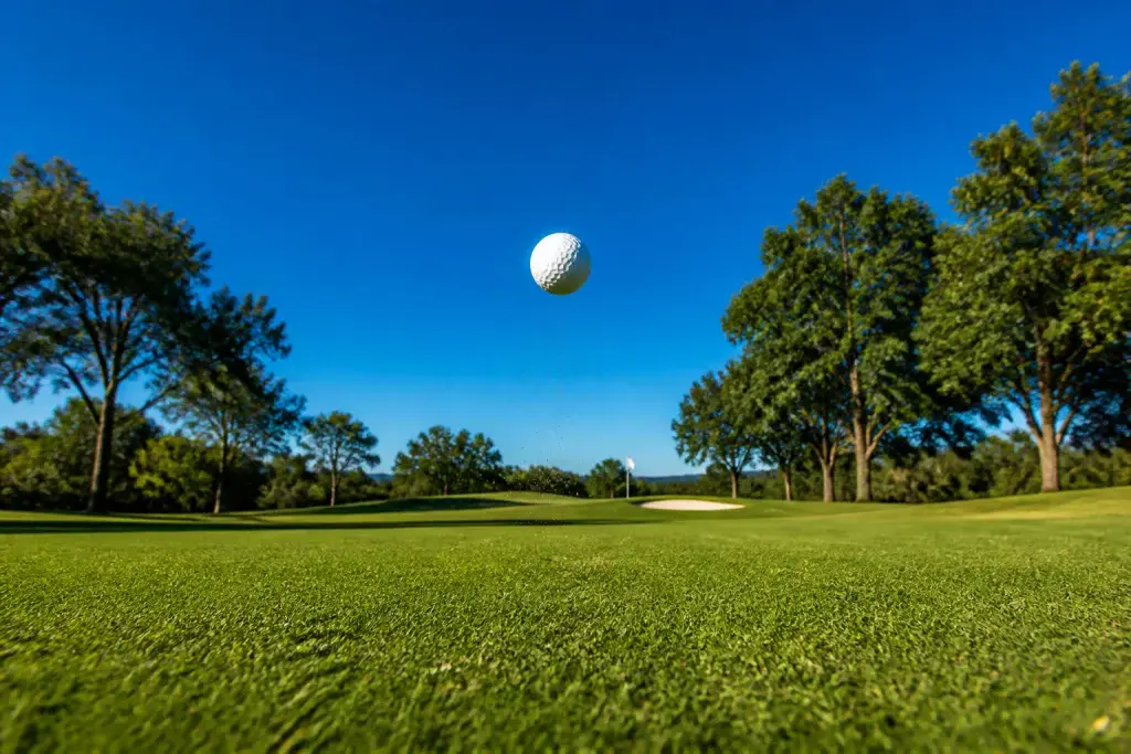 Balle de golf en plein vol