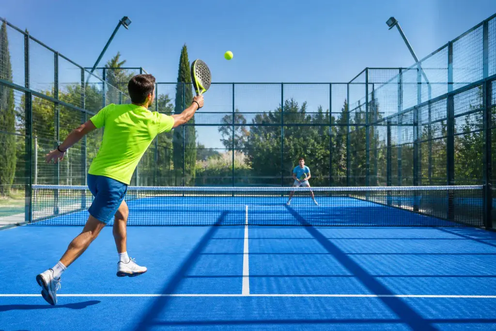 Match de padel sous un ciel bleu