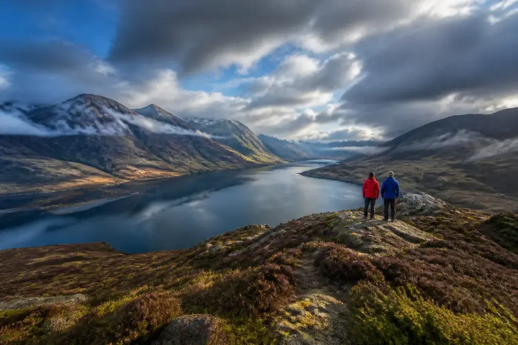 Highlands ecossais vue panoramique sur le loch