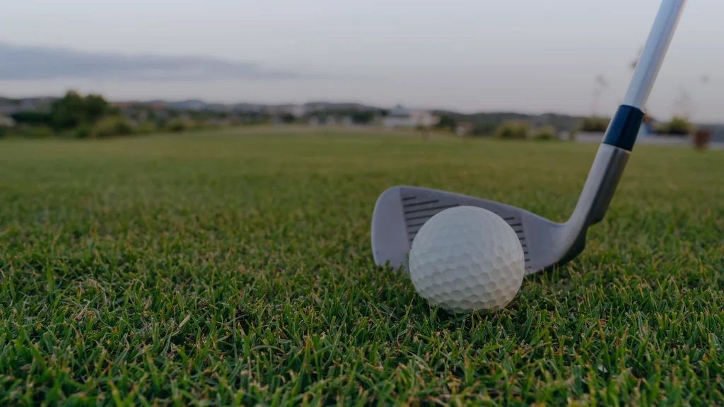 Fer de golf posé derrière la balle sur le fairway