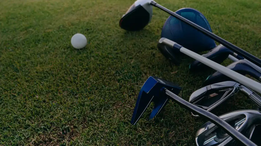 Golfeur jouant un coup de fer depuis le fairway