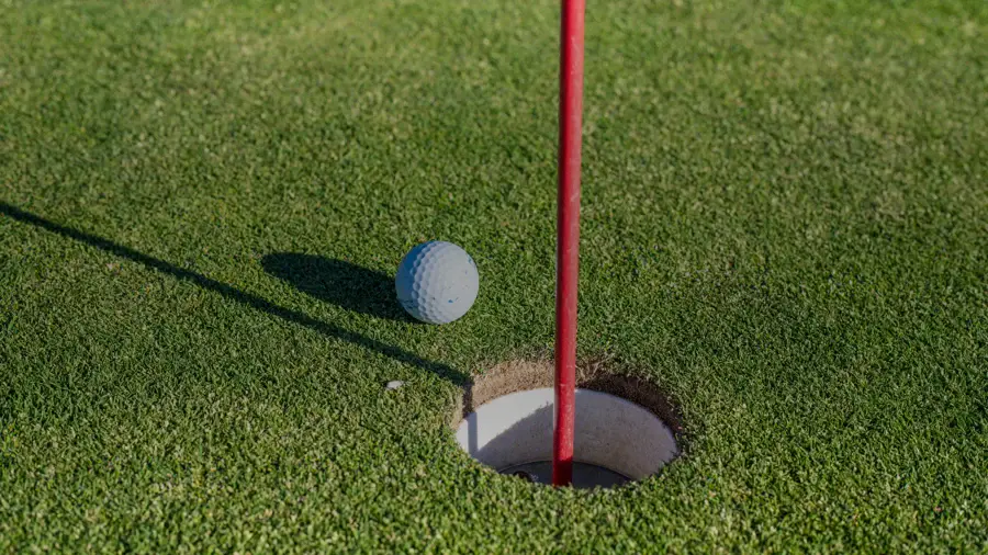 Carte de score de golf et crayon