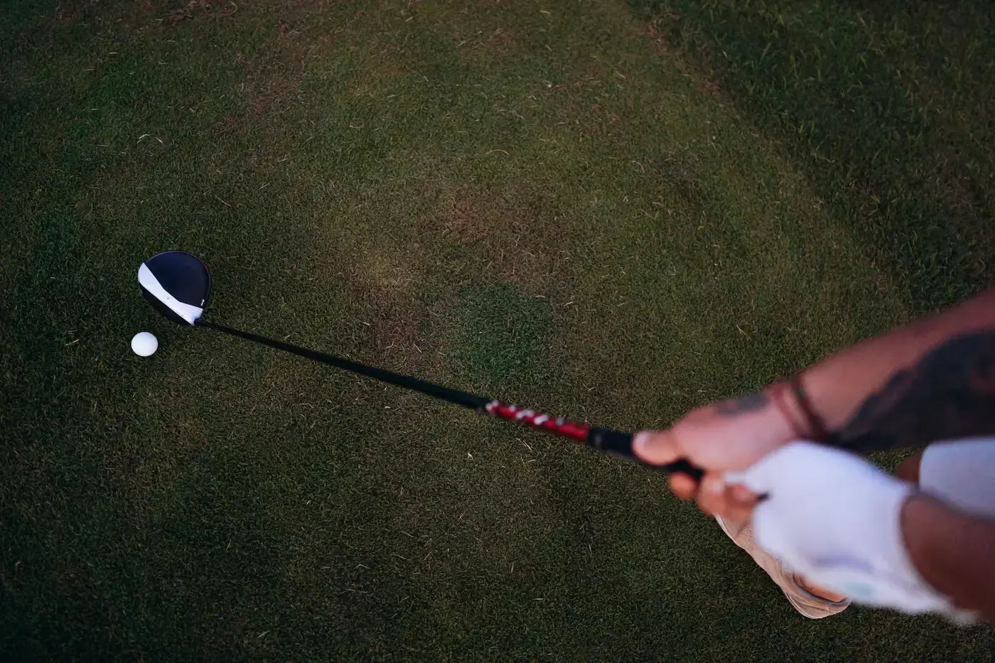 Joueur de golf laissant tomber une balle