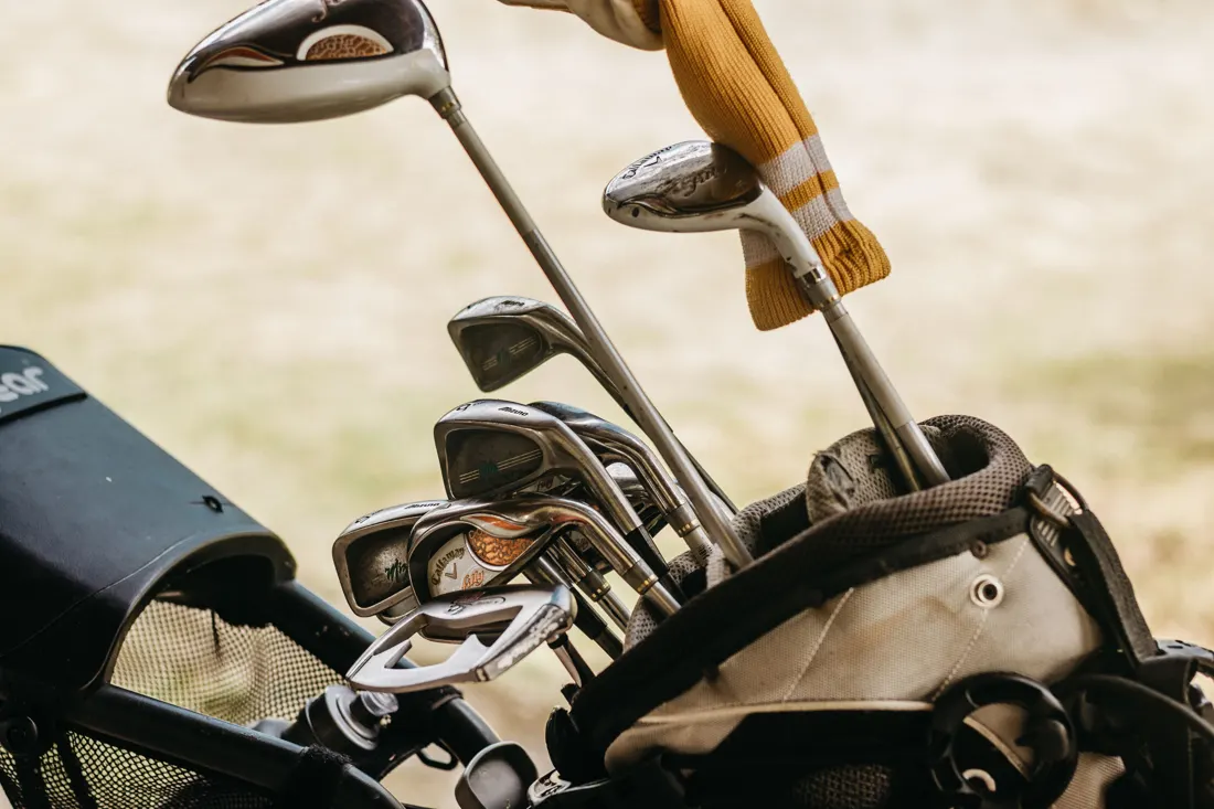 Fers rangés dans un sac de golf