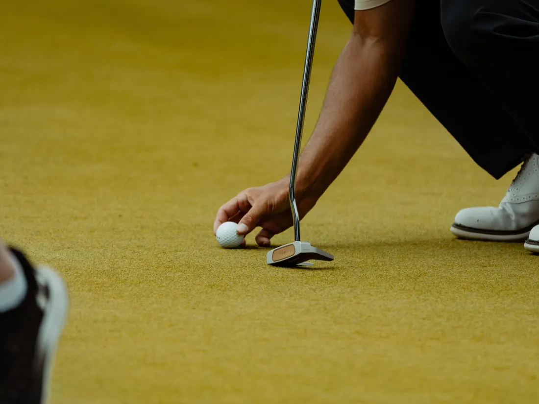 Golfeur en position de putting sur un green