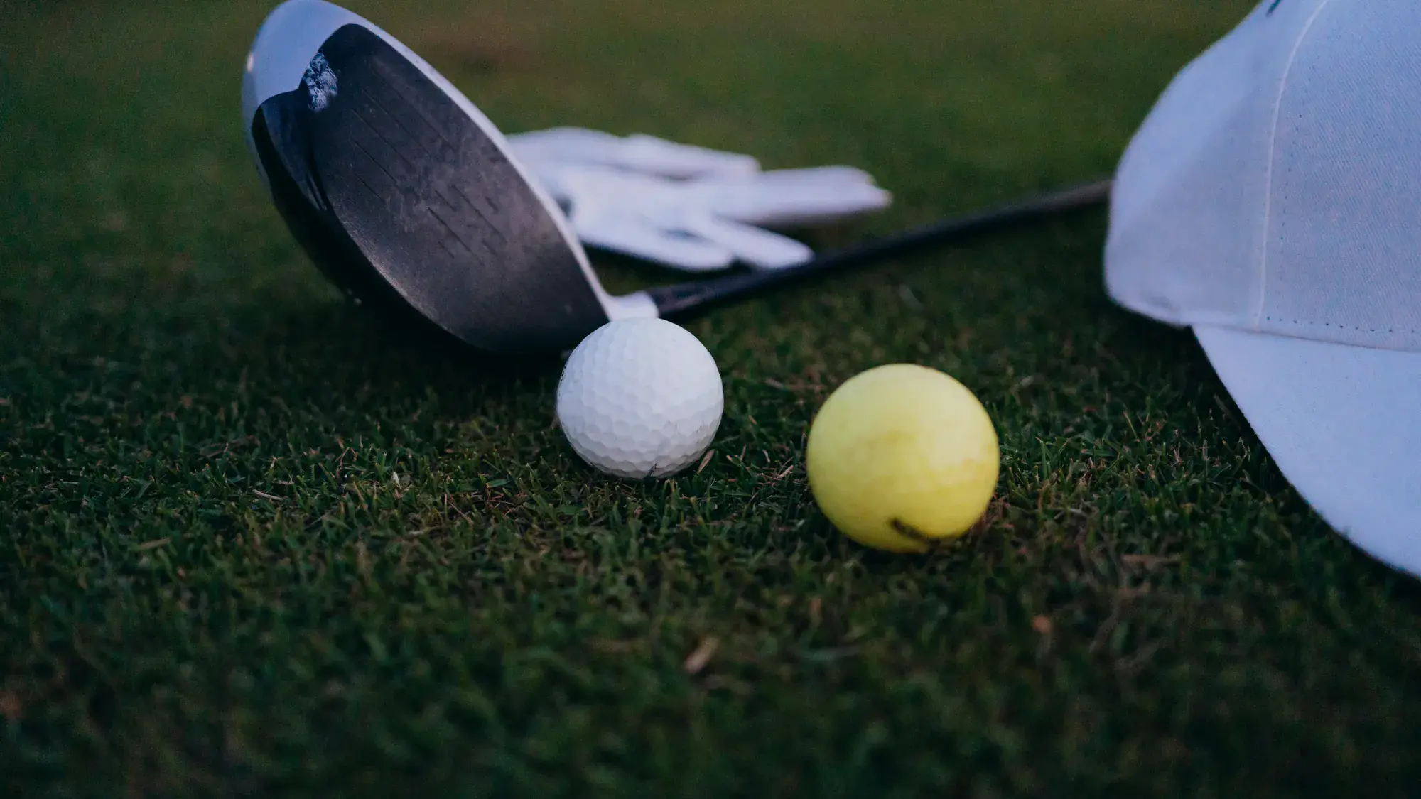 Balle de golf sur un tee