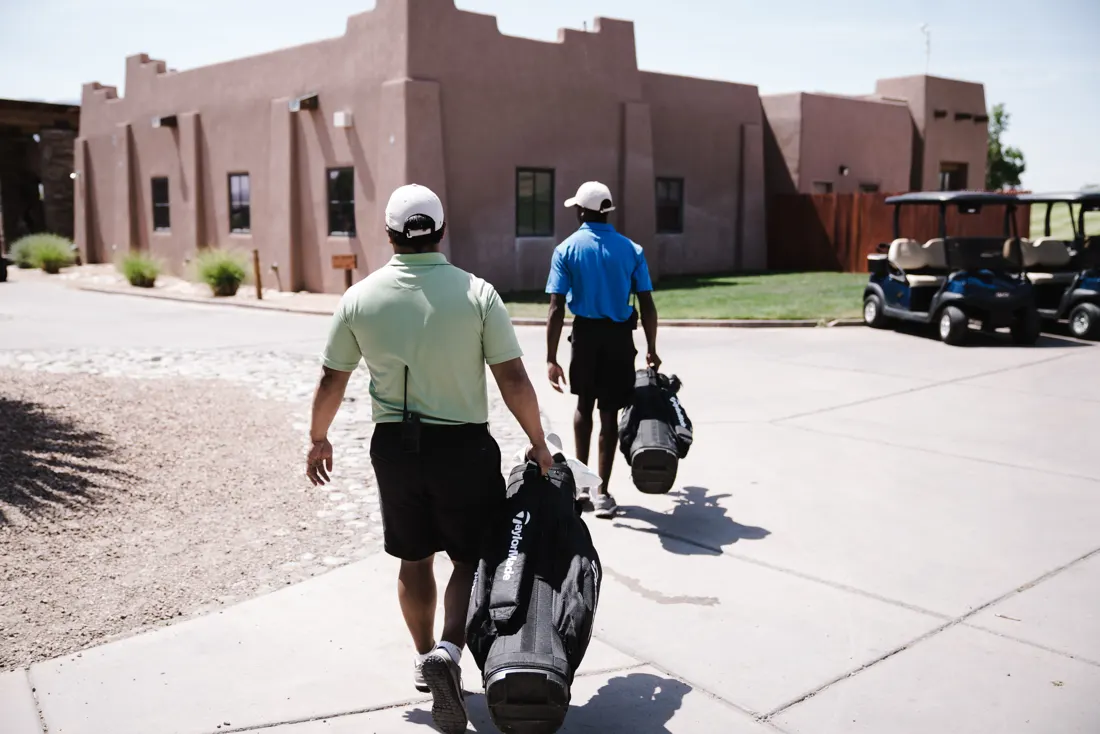 Golfeur portant son sac trépied sur un parcours