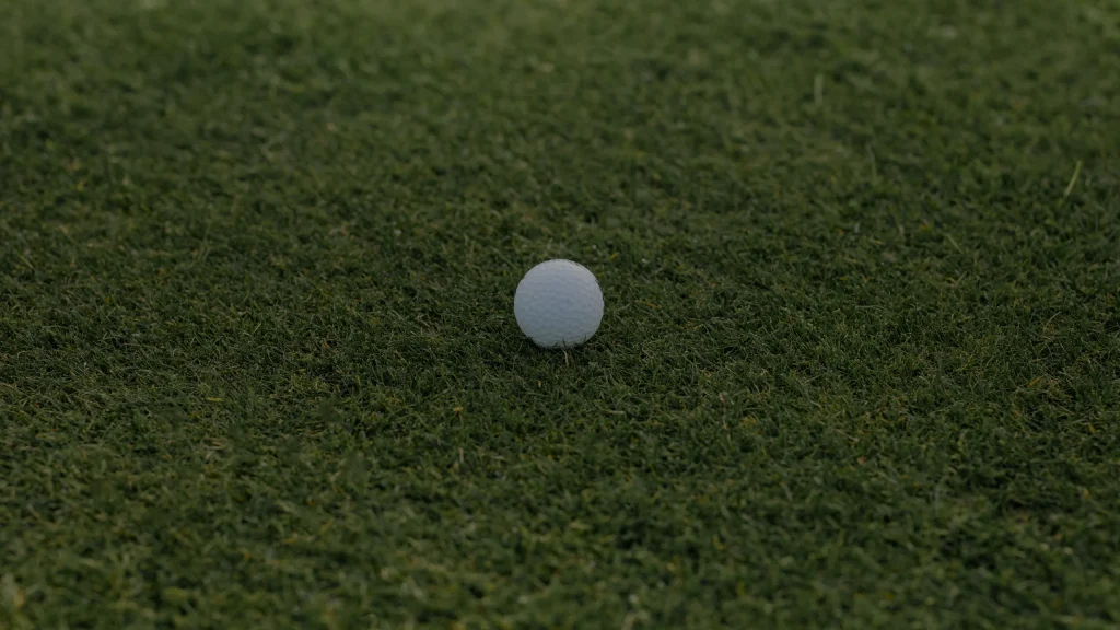 Une balle de golf posée sur le gazon