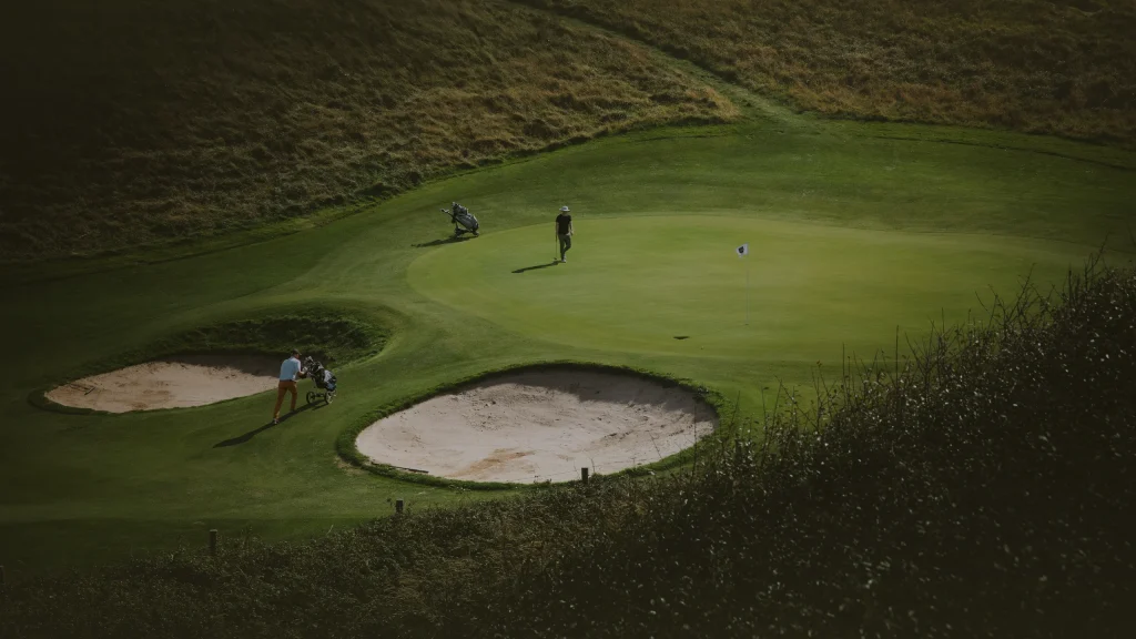 Bunkers de green sur un parcours de bord de mer