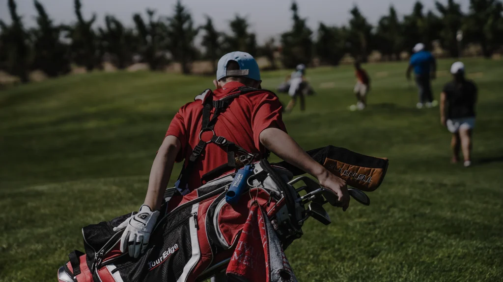 Un golfeur et son sac sur un parcours